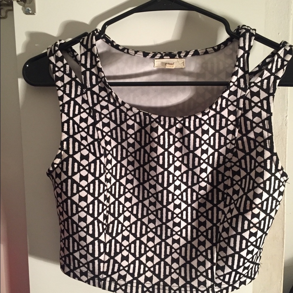 Crop tank black and white pattern